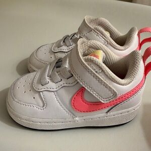 Toddler Nike White and Pink Sneakers- size 4